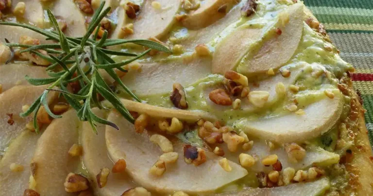 Foto da receita de Pizza de Queijo Azul com Nozes e Pera