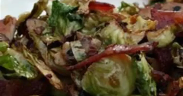 Foto da receita de Repolho de Bruxelas Fatiado com Bacon e Amêndoas