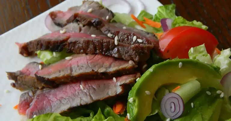 Foto da receita de Salada de Bife Grelhado com Molho de Gergelim