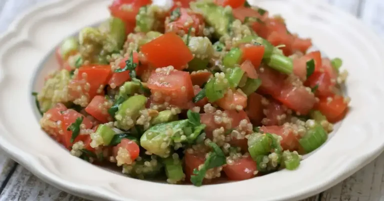 Foto da receita de Salada de Abacate com Tomate e Quinoa
