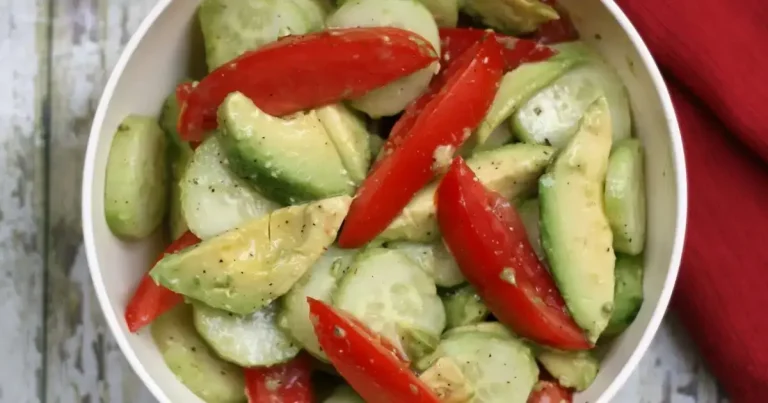 Foto da receita de Salada Refrescante de Abacate com Tomate e Pepinos