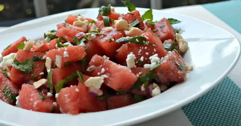 Foto da receita de Salada Refrescante de Melancia com Feta e Ervas