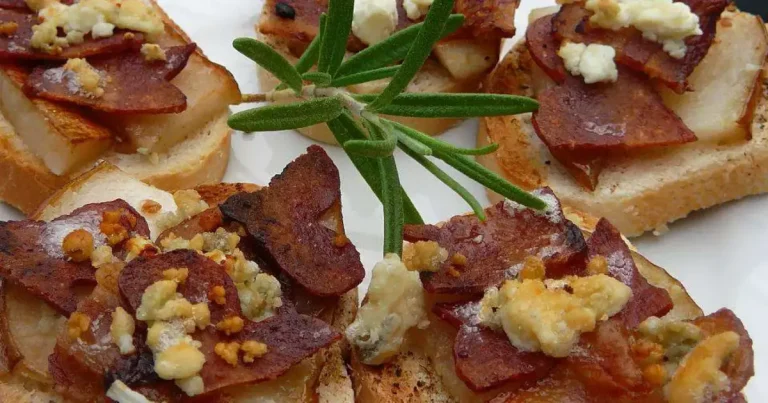 Foto da receita de Sanduíches de Brunch com Queijo Azul, Bacon e Pera