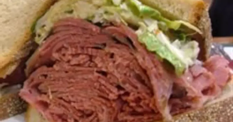 Foto da receita de Sanduíches de Carne Enlatada com Salada de Repolho