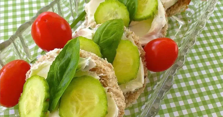 Foto da receita de Sanduíches de Chá com Pepino e Manjericão