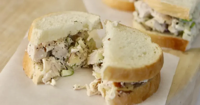 Foto da receita de Sanduíches de Chá com Salada de Frango
