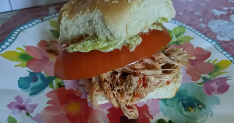 Foto da receita de Sanduíches de Frango Desfiado com Maionese de Pesto