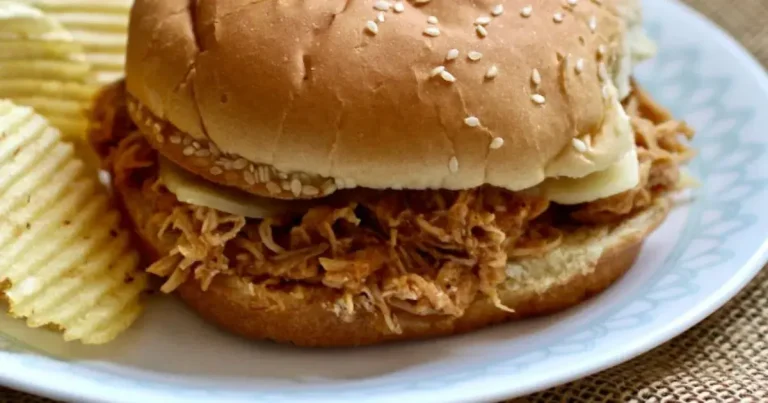 Foto da receita de Sanduíches de Frango Desfiado com Molho Barbecue