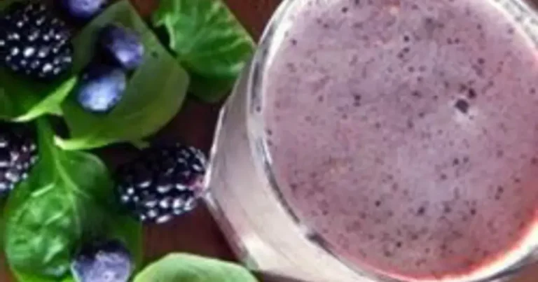 Foto da receita de Smoothie Refrescante de Espinafre e Frutas Vermelhas
