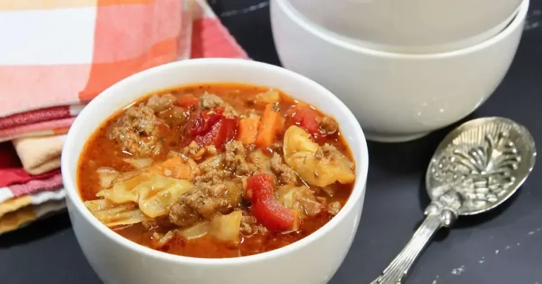 Foto da receita de Sopa de Hambúrguer com Repolho