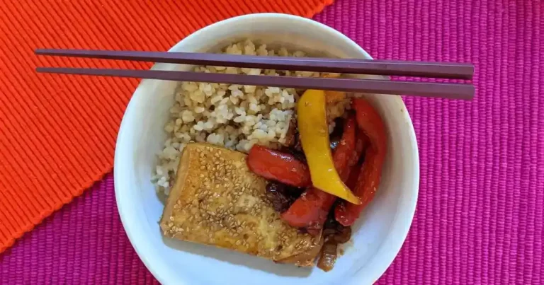 Foto da receita de Tofu de Gergelim com Legumes Teriyaki